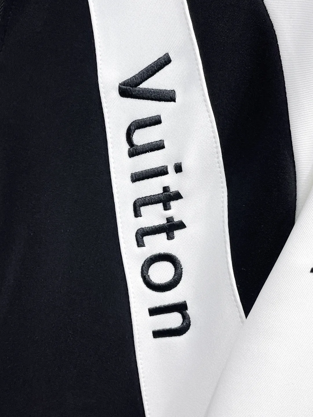 🅿️720 LV 2025 autumn and winter new counter casual suit of the same style, breathable, comfortable and casual! Full of high-end feel! The details are exquisite and high-end, and the workmanship is impeccable! The original high-end fabric is very high-end! The fabric is crisp, anti-wrinkle and wear-resistant, warm, neat and stylish. Everyone must buy a set this autumn and winter. They must look cool and handsome when wearing it. We specially recommend the size M-3XLC30